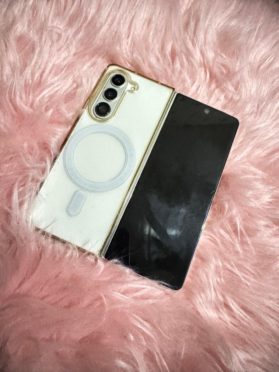 winterjinny_'s tweet image. WTS 

Samsung Galaxy Z Fold 512 GB 11JT (BISA NEGO)
Mulus no minus 
Accesoris lengkap 

lumayan bisa buat fancam samsung
#samsung #konser #kpop