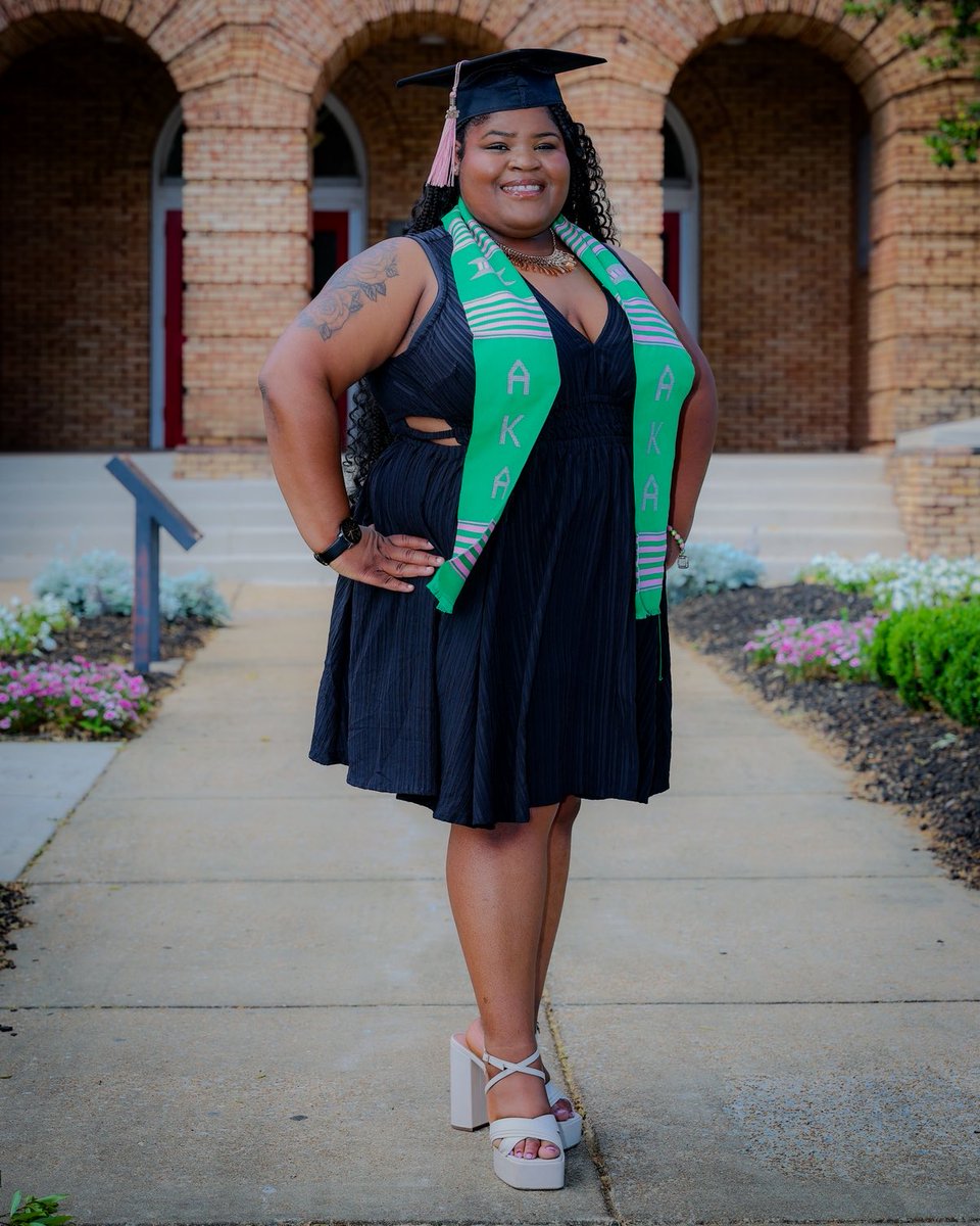 _maaakayla's tweet image. Idk it’s my third day out here #classof2026 #graduate