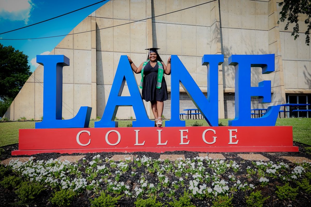 _maaakayla's tweet image. Idk it’s my third day out here #classof2026 #graduate