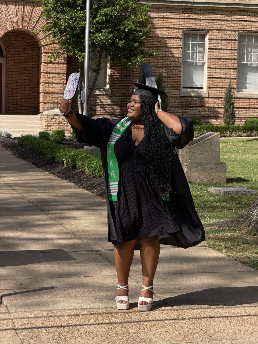 _maaakayla's tweet image. Idk it’s my third day out here #classof2026 #graduate