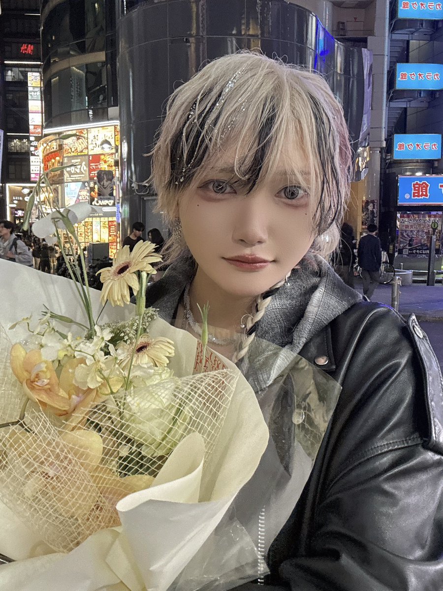 おはよーーっと💐

解散の日にヘアメの担当さんが
ヘアメの全通特典だよーって花束くれたのいい人すぎる🤦🏻‍♀️