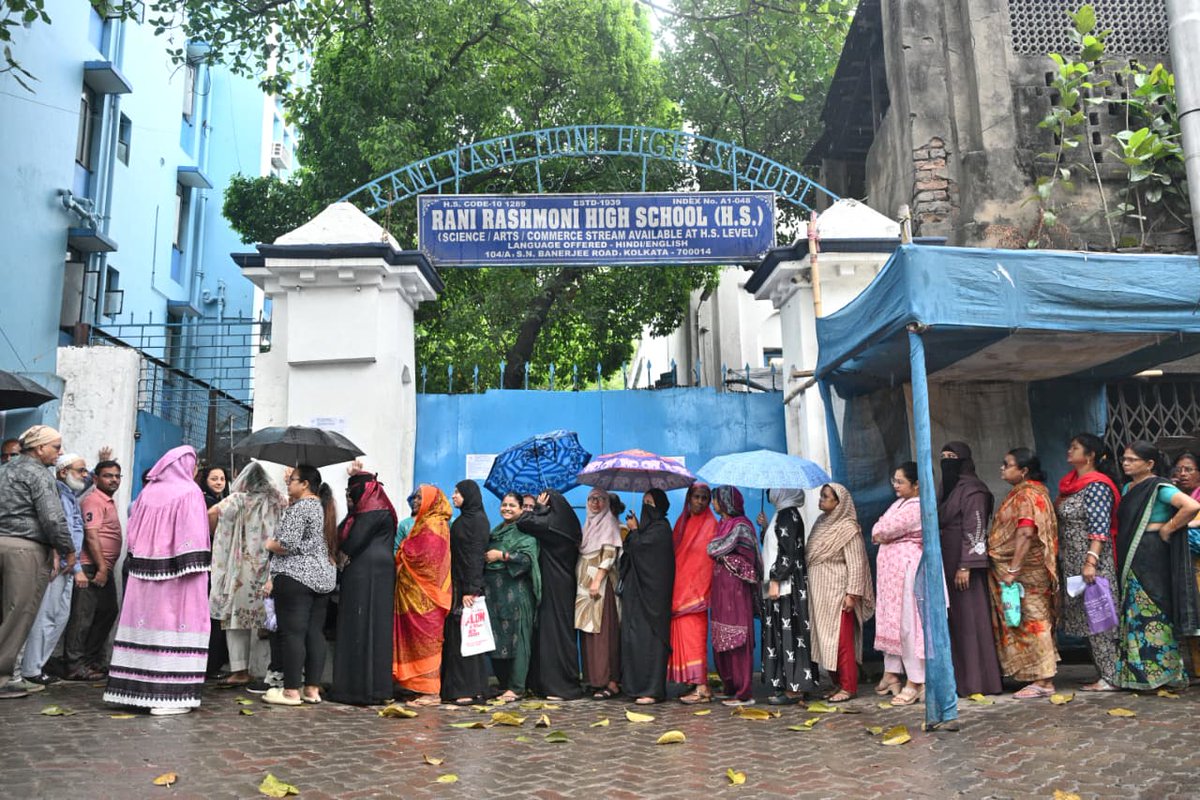 the_hindu's tweet photo. @shashiskashyap #ElectionWithTheHindu | People show their inked finger after casting their vote during Phase 2 voting of #WestBengal Assembly Elections 2026 in Kolkata.

📸@shashiskashyap https://t.co/K7qwkSNrbn