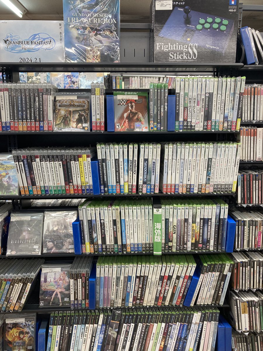 VITA_Kurume's tweet photo. 年末にネオジオ発売で値段はどうなることか判りません。お店に高額カセットがなかったのが救い

ネオジオコーナーの在庫
SEGAサターンの在庫
ドリキャスの在庫
PS3の在庫
Xboxの在庫です。

ゲームショップヴィータ https://t.co/KkNGEGLyFJ