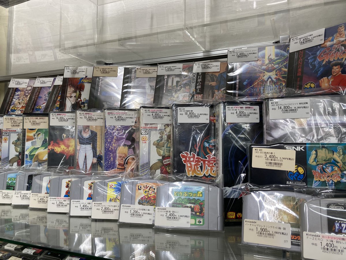 VITA_Kurume's tweet photo. 年末にネオジオ発売で値段はどうなることか判りません。お店に高額カセットがなかったのが救い

ネオジオコーナーの在庫
SEGAサターンの在庫
ドリキャスの在庫
PS3の在庫
Xboxの在庫です。

ゲームショップヴィータ https://t.co/KkNGEGLyFJ