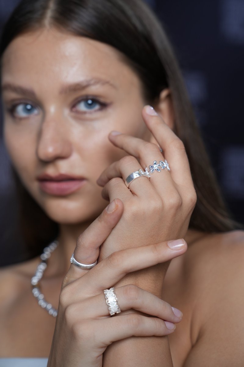 Auremjewelry's tweet image. Elevate even the simplest outfit with Aurem’s refined and radiant designs. ✨
#Aurem #JewelryInspiration #EffortlessStyle #ChicLook