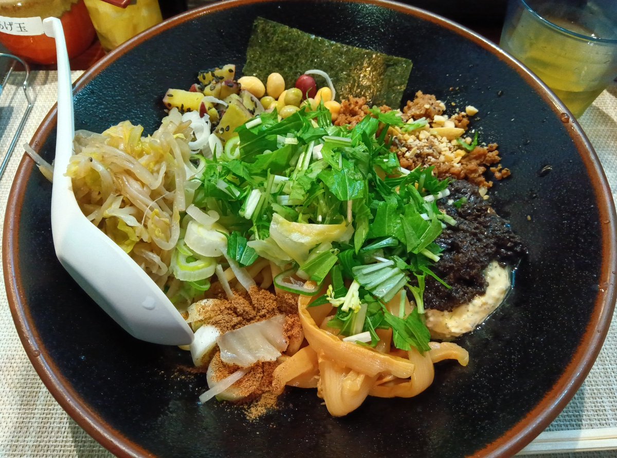 いつもはつけ麺一択ですが今日はお昼限定の「まごわ優しい油そば」
野菜もたっぷりで本当に体に優しい油そばです☺
今日も美味しくいただきました✨️
#つけ麺紅葉