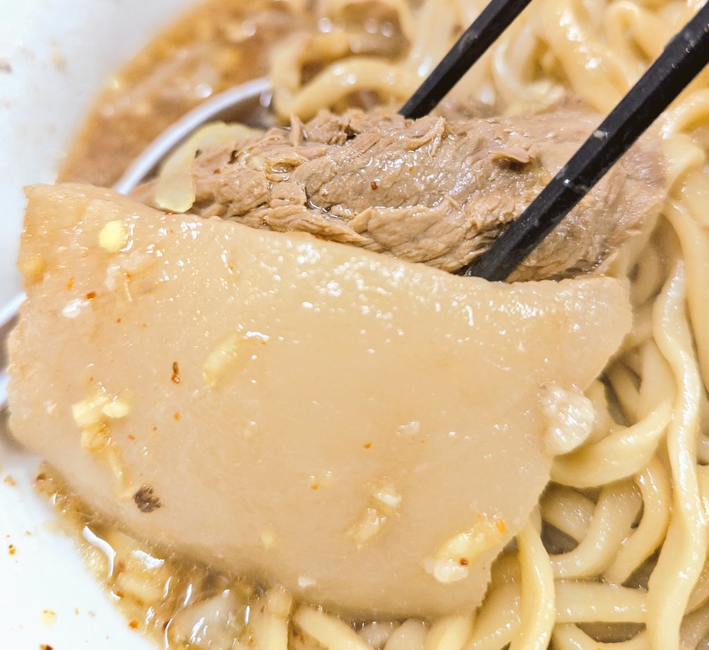 ラーメン二郎 越谷店
ラーメン+生姜

コシジから始まるGW遅めランチ凸

激アツ非乳化スープ日曜振りうま、FZ最高😎
生姜溶かせばマジガンギマリ

安定のモチムニ神食感コシジ麺からの握り拳サイズ角煮豚にかぶりつき感謝の超腹パン

ゴチでした
マジで胃袋破裂しそう🤣
 #ラーメン二郎  #ラーメン