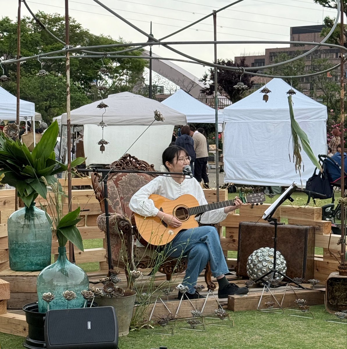 fujihappyspot's tweet photo. 富士市中央公園でふもとのマルシェ『HASHIGO vol.4』20時まで開催中!🌙ナイトマルシェです。
古着や雑貨のお店をはしごして、ライブ見て、ベンチで美味しいもの食べるコース…たまらんな〜
#富士市
#中央公園
#ふもとのマルシェ
#HASHIGO https://t.co/GpVTQrPBft