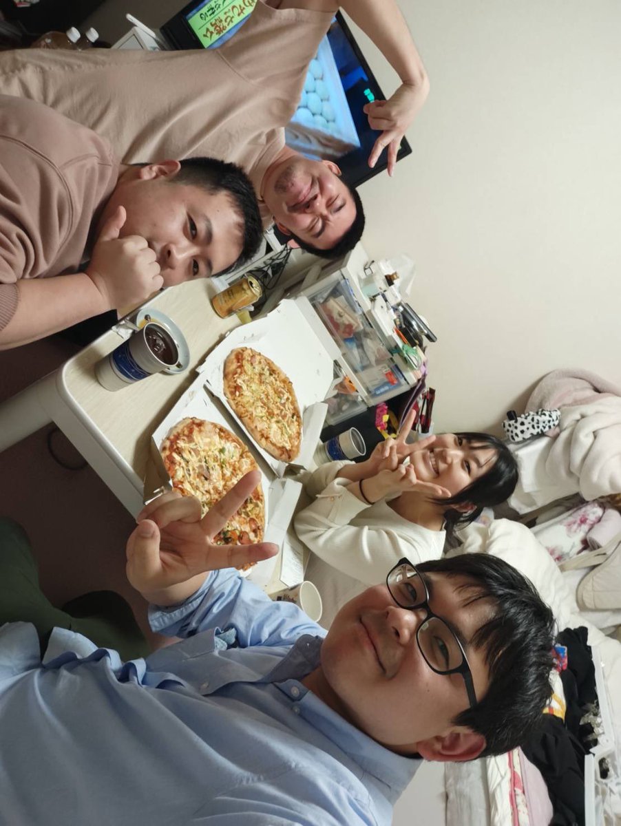 しん tweet media