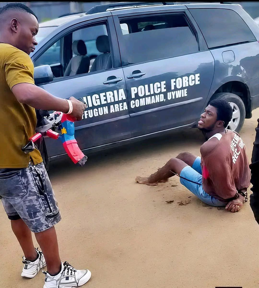 tiphe_j's tweet photo. This is the face of the h3artless and ev!l off!cer, USMAN NUHU, who fi!red the sh0t and k!||ed an unarmed boy in Delta State.

Even as the boy begged him not to sh00t and offered to take them to Sapele, explaining that he had been deceived by the person who sent him to pick up the parcel, the officer still pulled the tr!!gger. 

Normal police procedure requires pr0per investigation and pr0secvtion but instead, he simply sh0t him.

He sh0t him without any remorse, right in front of everyone.

Let his w!fe, ch!ldren, br0thers, 
s!sters and all his rel4tives know that their beloved off!cer is a c0ld bl00ded k!||er.

What a country.

Even band!ts hardly receive that kind of instant jvdgment from the p0lice.

I will quote the full story.