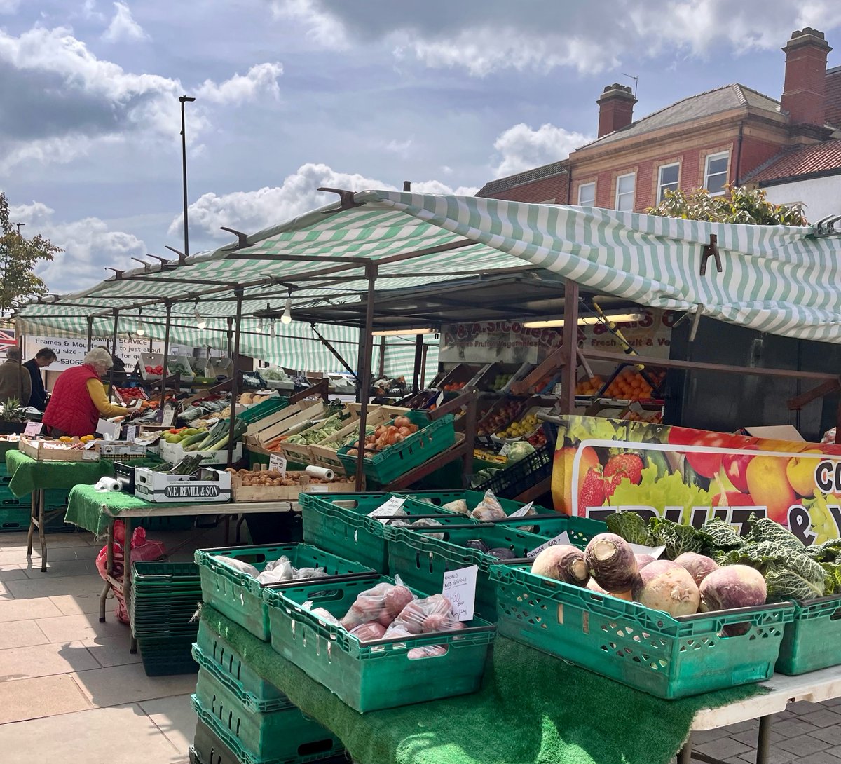 northyorksc's tweet image. Today is market day in #Knaresborough, #Kirkbymoorside, #Skipton, #Northallerton, #Masham and #Richmond.

#Scarborough Market Hall and #Richmond indoor market are also open.

See other #NorthYorkshire market days at northyorks.gov.uk/markets