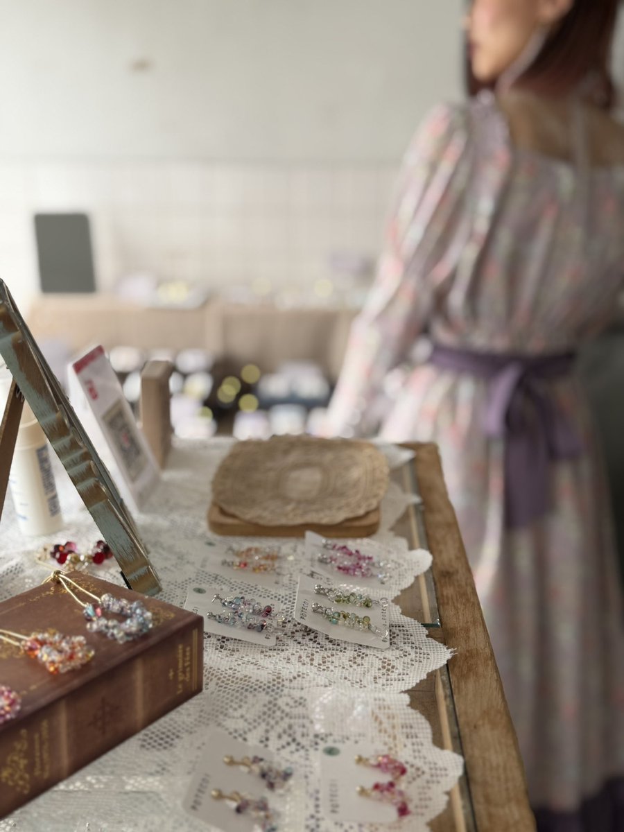 T6_roco's tweet photo. 箱崎の@pizza_poteco ちゃんの個展に行ってきた！
オシャレ空間にキラキラアクセサリーたくさんでめっちゃ素敵だった〜！！
みんな箱崎へGO！！ https://t.co/M9kGN3qKFX