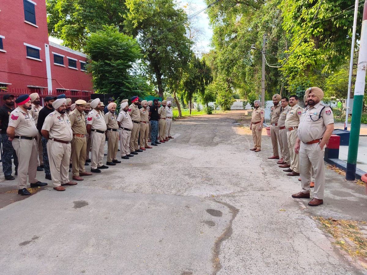 Ferozepurpolice's tweet image. ਫਿਰੋਜ਼ਪੁਰ ਪੁਲਿਸ ਵੱਲੋਂ ਸੁਰੱਖਿਆ ਪ੍ਰਬੰਧਾਂ ਦਾ ਜਾਇਜ਼ਾ ਲੈਣ ਲਈ ਕੋਰਟ ਕੰਪਲੈਕਸ ਦੀ ਚੈਕਿੰਗ ਕੀਤੀ ਗਈ।  

Ferozepur Police conducted checking of the Court Complex to review the #securityarrangements.

#SafetyFirst
#YourSafetyOurPriority