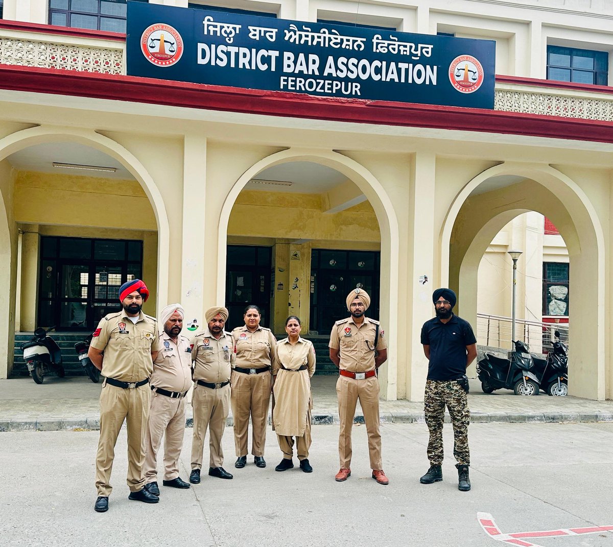 Ferozepurpolice's tweet image. ਫਿਰੋਜ਼ਪੁਰ ਪੁਲਿਸ ਵੱਲੋਂ ਸੁਰੱਖਿਆ ਪ੍ਰਬੰਧਾਂ ਦਾ ਜਾਇਜ਼ਾ ਲੈਣ ਲਈ ਕੋਰਟ ਕੰਪਲੈਕਸ ਦੀ ਚੈਕਿੰਗ ਕੀਤੀ ਗਈ।  

Ferozepur Police conducted checking of the Court Complex to review the #securityarrangements.

#SafetyFirst
#YourSafetyOurPriority