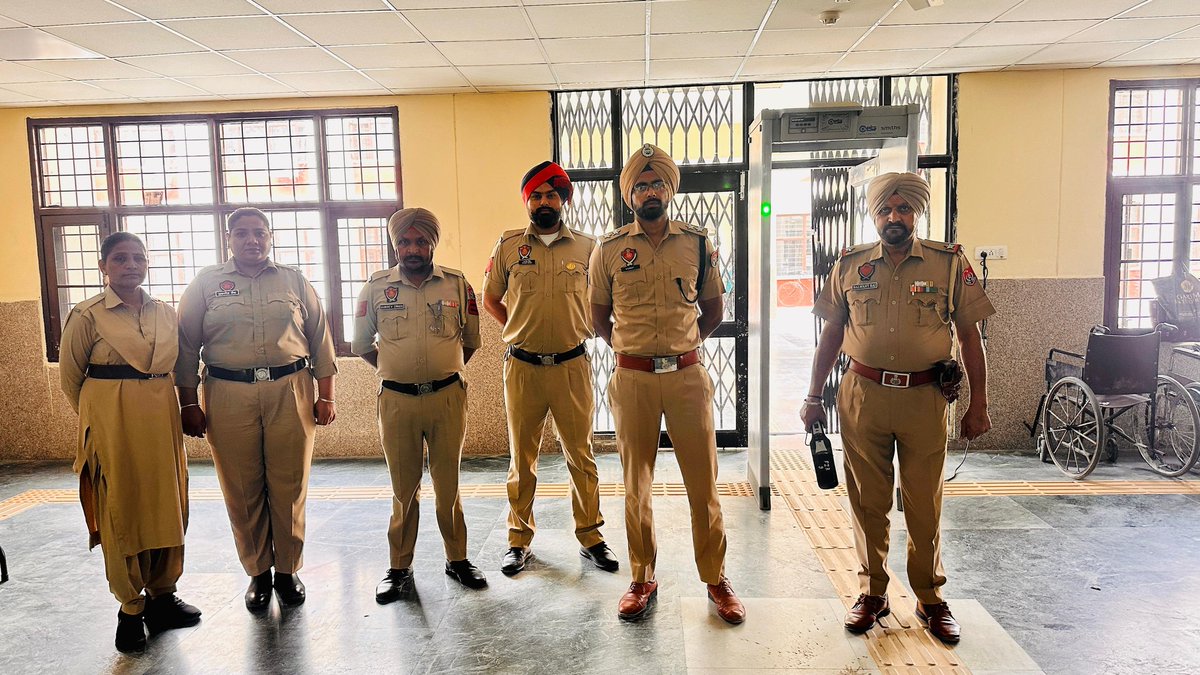 Ferozepurpolice's tweet image. ਫਿਰੋਜ਼ਪੁਰ ਪੁਲਿਸ ਵੱਲੋਂ ਸੁਰੱਖਿਆ ਪ੍ਰਬੰਧਾਂ ਦਾ ਜਾਇਜ਼ਾ ਲੈਣ ਲਈ ਕੋਰਟ ਕੰਪਲੈਕਸ ਦੀ ਚੈਕਿੰਗ ਕੀਤੀ ਗਈ।  

Ferozepur Police conducted checking of the Court Complex to review the #securityarrangements.

#SafetyFirst
#YourSafetyOurPriority