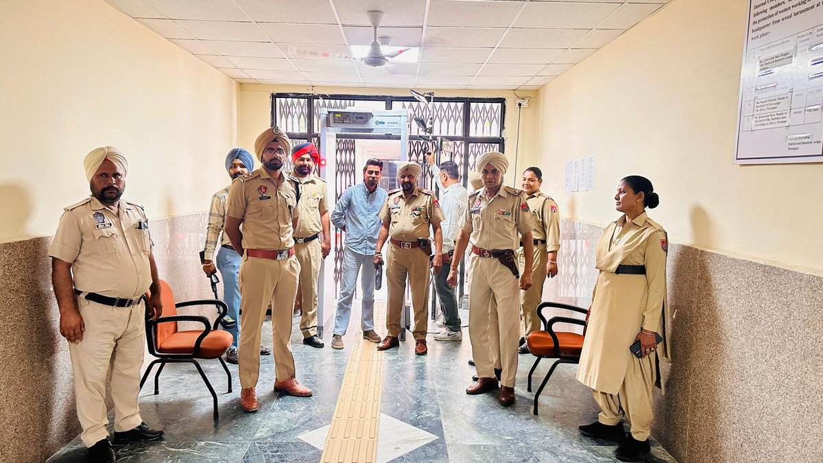 Ferozepurpolice's tweet image. ਫਿਰੋਜ਼ਪੁਰ ਪੁਲਿਸ ਵੱਲੋਂ ਸੁਰੱਖਿਆ ਪ੍ਰਬੰਧਾਂ ਦਾ ਜਾਇਜ਼ਾ ਲੈਣ ਲਈ ਕੋਰਟ ਕੰਪਲੈਕਸ ਦੀ ਚੈਕਿੰਗ ਕੀਤੀ ਗਈ।  

Ferozepur Police conducted checking of the Court Complex to review the #securityarrangements.

#SafetyFirst
#YourSafetyOurPriority