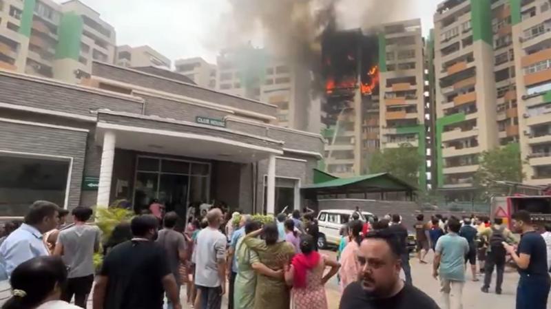 zingabad's tweet image. गाज़ियाबाद के इंदिरापुरम की ग्रीन एवेन्यू सोसाइटी में भीषण आग लग गई. बताया जा रहा है कि बुधवार सुबह करीब 8:30 बजे आग लगी, जिससे कई फ्लैट जल गए.

यह आग 15 मंज़िला इमारत के 9वें फ़्लोर पर लगी, जो बाद में बाक़ी फ्लैट में भी फैल गई.  तस्वीरें देखिए
#ghaziabad #fire 

(image credit: