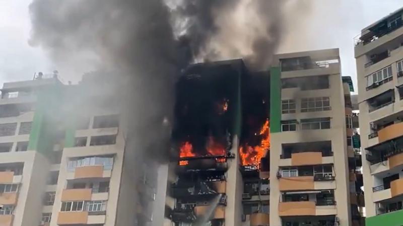 zingabad's tweet image. गाज़ियाबाद के इंदिरापुरम की ग्रीन एवेन्यू सोसाइटी में भीषण आग लग गई. बताया जा रहा है कि बुधवार सुबह करीब 8:30 बजे आग लगी, जिससे कई फ्लैट जल गए.

यह आग 15 मंज़िला इमारत के 9वें फ़्लोर पर लगी, जो बाद में बाक़ी फ्लैट में भी फैल गई.  तस्वीरें देखिए
#ghaziabad #fire 

(image credit: