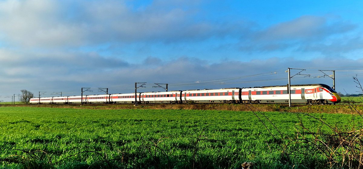 Handy2KnowPete's tweet photo. Good morning @LNER 1S01, reflecting in the crisp Northumberland morning light. Happy Hump Day folks 🤩 https://t.co/x3uo9Vcv9e