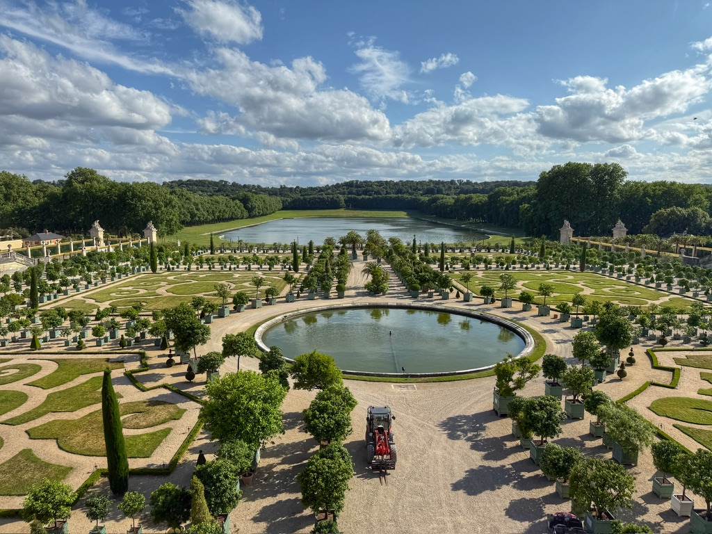 lifefrance's tweet image. Daily #photooftheday from #France snapshot of Versailles in spring 😍
📷 Palace gardens, antiques district &amp;amp; palace decor themed metro train from centre of Paris to Versailles!
