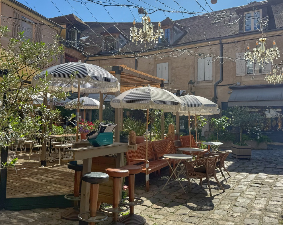 lifefrance's tweet image. Daily #photooftheday from #France snapshot of Versailles in spring 😍
📷 Palace gardens, antiques district &amp;amp; palace decor themed metro train from centre of Paris to Versailles!