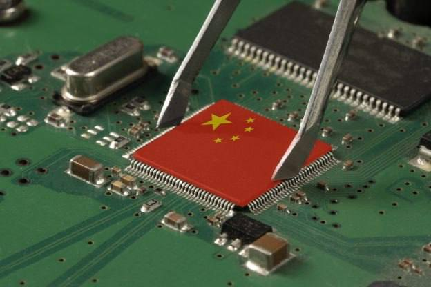 CryptoTA_King's tweet image. 🚨 BREAKING: 🇺🇸 blocks chip equipment shipments to China’s #2 chipmaker Hua Hong 🇨🇳

The move targets advanced tech tied to AI chip development 🤖

Hua Hong was working on 7nm chips — a level currently achieved only by SMIC in China ⚡️

#AI #Chips #USChina #BreakingNews