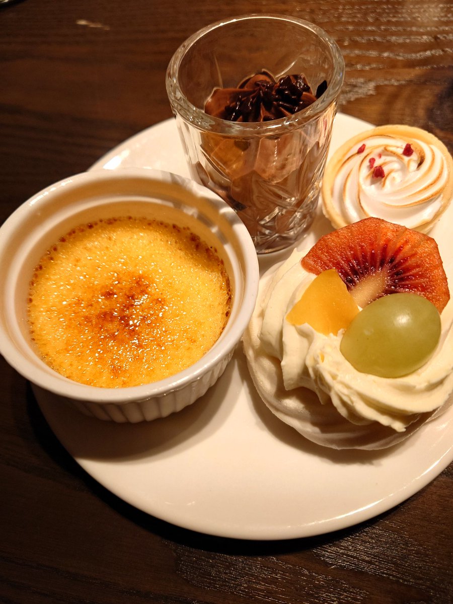 ozyoh's tweet photo. ケーキを食べるの！
in ニュージーランド https://t.co/qtmYOajg1t