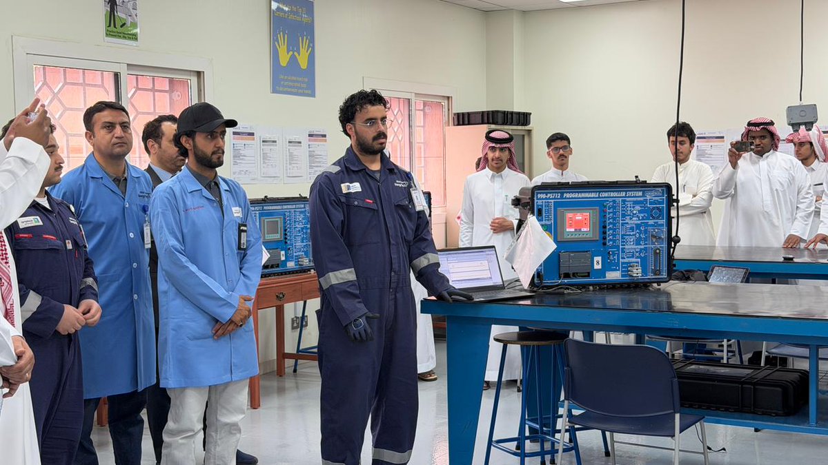 ajialschools's tweet photo. قام مجموعة من طلاب المرحلة الثانوية بعمل زيارة للمعهد التقني السعودي لخدمات البترول
 تحت اشراف الاستاذ/ مجدي دنيا والأستاذ / فهد الشمري https://t.co/t6D3ftIisY