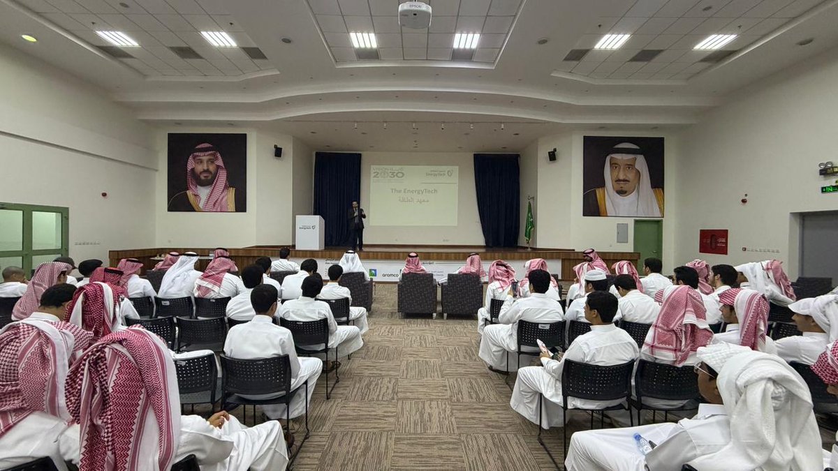 ajialschools's tweet photo. قام مجموعة من طلاب المرحلة الثانوية بعمل زيارة للمعهد التقني السعودي لخدمات البترول
 تحت اشراف الاستاذ/ مجدي دنيا والأستاذ / فهد الشمري https://t.co/t6D3ftIisY