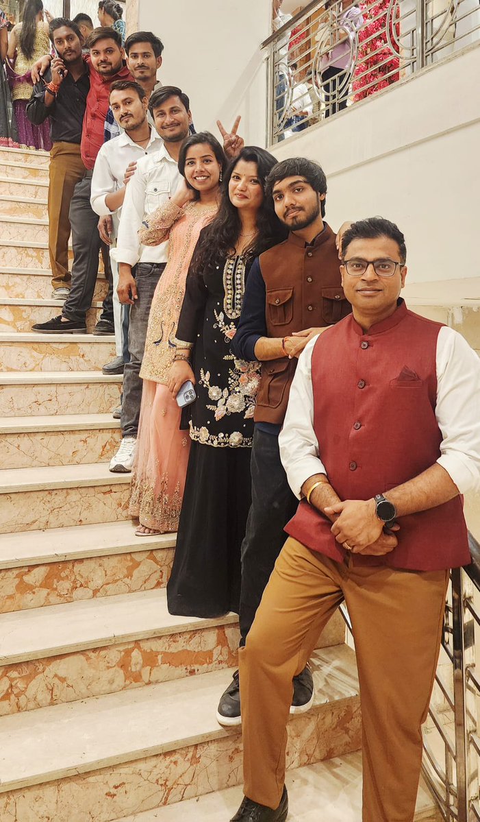 airexpertindia's tweet image. A team that celebrates together, stays together ❤️
.
.
#deepakwedding #teamcelebration #workfamily #weddingvibes #airexpertindia #squadgoals
