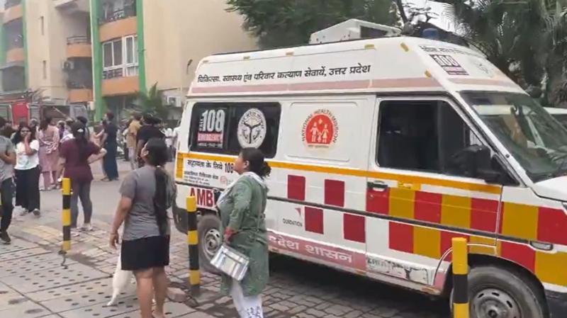 zingabad's tweet image. गाज़ियाबाद के इंदिरापुरम की ग्रीन एवेन्यू सोसाइटी में भीषण आग लग गई. बताया जा रहा है कि बुधवार सुबह करीब 8:30 बजे आग लगी, जिससे कई फ्लैट जल गए.

यह आग 15 मंज़िला इमारत के 9वें फ़्लोर पर लगी, जो बाद में बाक़ी फ्लैट में भी फैल गई.  तस्वीरें देखिए
#ghaziabad #fire 

(image credit: