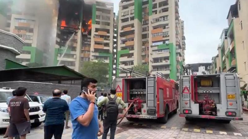 zingabad's tweet image. गाज़ियाबाद के इंदिरापुरम की ग्रीन एवेन्यू सोसाइटी में भीषण आग लग गई. बताया जा रहा है कि बुधवार सुबह करीब 8:30 बजे आग लगी, जिससे कई फ्लैट जल गए.

यह आग 15 मंज़िला इमारत के 9वें फ़्लोर पर लगी, जो बाद में बाक़ी फ्लैट में भी फैल गई.  तस्वीरें देखिए
#ghaziabad #fire 

(image credit: