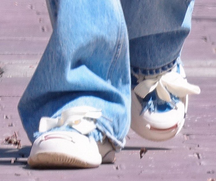chenle's big laces look like ribbons! cute 😭