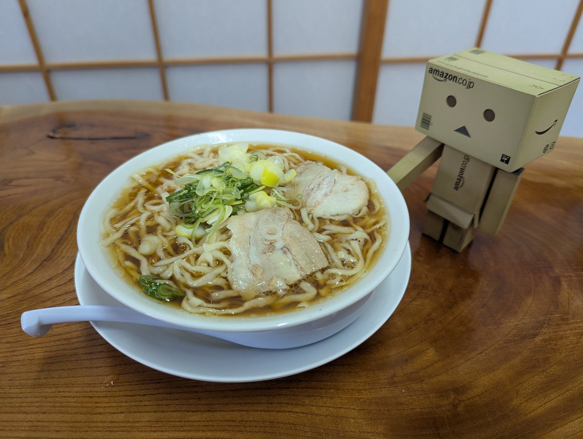 今日はXで存在を知り行ってみたいと思っていた大岩の金龍へと行ってきた。
食べ終えると向かいの中華そばあざみへ。連戦ということもあり、今回は小を注文。帰りのバスにも間に合い大満足でした。
