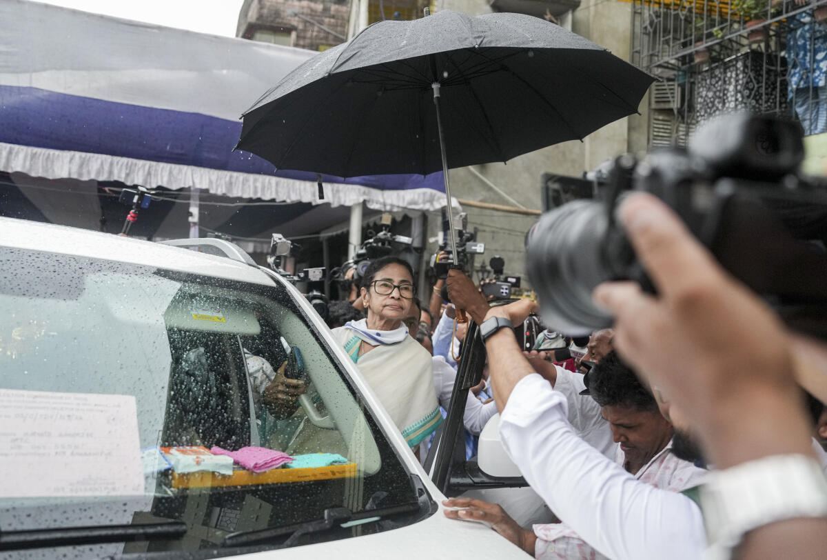 the_hindu's tweet photo. #ElectionWithTheHindu | West Bengal Chief Minister Mamata Banerjee and Leader of the Opposition Suvendu Adhikari on Wednesday morning landed in the same polling booth area in Bhabanipur’s Chakraberia and took swipes at one another without any direct interaction or exchange of courtesies.

Live updates: https://t.co/82SMIwUsqG
