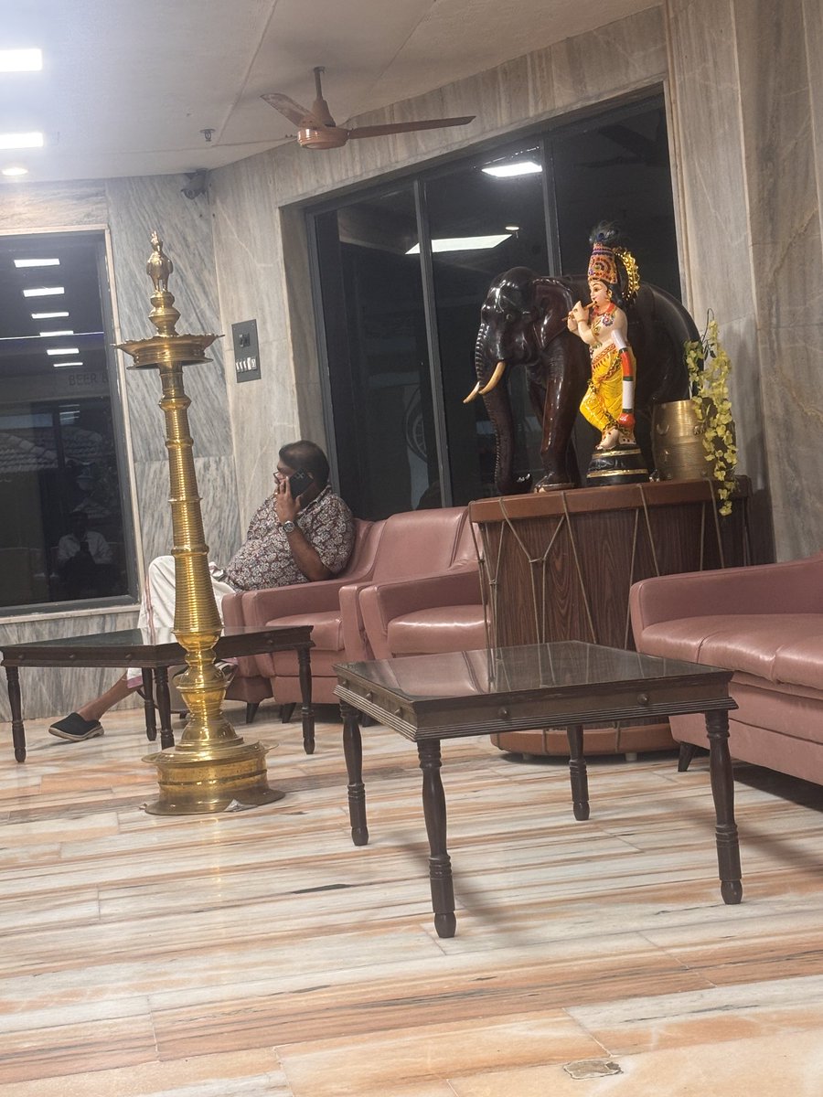 വൈകിവന്നതിന്റെ പണി ആണോ എന്തോ എന്നെ പേസ്റ്റ് ആക്കി നിലവിളക്ക് നോക്കി നിലവിളിച്ചു ഇരിപ്പാണ്