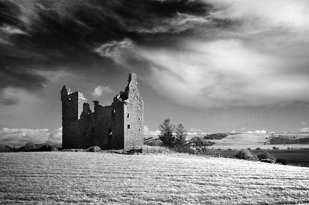 DarkGalloway's tweet photo. Baltersan Castle, close to Maybole. A tower house built in 1584 to replace Baltersan House, by the Kennedys. It was abandoned by the mid-18th C.
#blackandwhitephotography #Scotland #Ayrshire #SouthernScotland #History https://t.co/IJr1ZkVAPW
