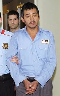 Recordeu a Gilberto Antonio
Chamba, equatorià, que va assassinar a vuit joves a l'Equador, conegut com el Monstre de Machala, assassí en sèrie, que va entrar a Espanya, sense cap mena de control, va establir-se a Lleida i va violar i assassinar Isabel
Bascuñana, una jove