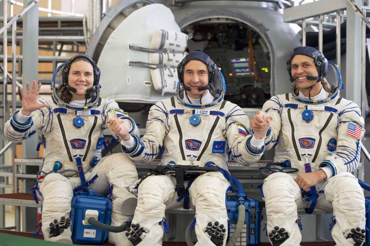 RevesdEspace's tweet image. 🧑🏻‍🚀 Voici l'emblème de l'équipage Soyouz MS-29 avec Pyotr Dubrov, Anna Kikina (Roscosmos) et Anil Menon (NASA)
Décollage mi-juillet au plus tôt pour l' #ISS
