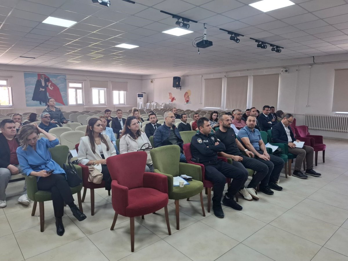 TC_Babaeski's tweet photo. İlçemizde Kaymakamımız Tamer ORHAN başkanlığında Okul Güvenliği toplantısı yapıldı.
İlçemiz okullarının daha güvenli hale getirilmesi amacıyla Babaeski Cumhuriyet İlkokulu salonunda yapılan toplantıya Sayın Kaymakamımız Tamer ORHAN başkanlığında, İlçe Emniyet Müdürü İsmail ÇETİN, İlçe Jandarma Komutanı J. Üsteğmen Muhammed UYSAL, İlçe Sağlık Müdürü Uz.Dr. Fatma Banu İŞLER, Aile ve Sosyal Hizmetler Merkezi Müdürü Erdal TEKİN, İlçe Milli Eğitim Müdürü Selahattin ÖZDEMİR, İlçe Okul Müdürlerimiz ve Rehber Öğretmenlerimiz katılım sağladılar.
Okullarımızdaki mevcut güvenlik durumu hakkında okul müdürlerimizden bilgi alan Kaymakamımız Tamer ORHAN, okul Müdürlüklerimizin İlçe Milli Eğitim Müdürlüğü aracılığıyla diğer tüm kurumlarımızla koordineli olarak eşgüdüm içerisinde görev yapması ve bilgi alış verişinde bulunması gerektiğini belirtti. Okul, aile ve çocuk üçgeninde karşılıklı sevgi ve saygı bağlarının güçlendirilmesinin en önemli husus olduğunu vurguladı.
Daire müdürlerimiz tarafından katılımcıların konu ile ilgili sorularının cevaplandırılması ve karşılıklı görüş alışverişinin yapılamasının ardından toplantıya son verildi.
https://t.co/NQGzrPLiPV