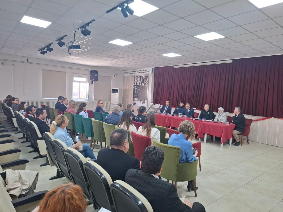 TC_Babaeski's tweet photo. İlçemizde Kaymakamımız Tamer ORHAN başkanlığında Okul Güvenliği toplantısı yapıldı.
İlçemiz okullarının daha güvenli hale getirilmesi amacıyla Babaeski Cumhuriyet İlkokulu salonunda yapılan toplantıya Sayın Kaymakamımız Tamer ORHAN başkanlığında, İlçe Emniyet Müdürü İsmail ÇETİN, İlçe Jandarma Komutanı J. Üsteğmen Muhammed UYSAL, İlçe Sağlık Müdürü Uz.Dr. Fatma Banu İŞLER, Aile ve Sosyal Hizmetler Merkezi Müdürü Erdal TEKİN, İlçe Milli Eğitim Müdürü Selahattin ÖZDEMİR, İlçe Okul Müdürlerimiz ve Rehber Öğretmenlerimiz katılım sağladılar.
Okullarımızdaki mevcut güvenlik durumu hakkında okul müdürlerimizden bilgi alan Kaymakamımız Tamer ORHAN, okul Müdürlüklerimizin İlçe Milli Eğitim Müdürlüğü aracılığıyla diğer tüm kurumlarımızla koordineli olarak eşgüdüm içerisinde görev yapması ve bilgi alış verişinde bulunması gerektiğini belirtti. Okul, aile ve çocuk üçgeninde karşılıklı sevgi ve saygı bağlarının güçlendirilmesinin en önemli husus olduğunu vurguladı.
Daire müdürlerimiz tarafından katılımcıların konu ile ilgili sorularının cevaplandırılması ve karşılıklı görüş alışverişinin yapılamasının ardından toplantıya son verildi.
https://t.co/NQGzrPLiPV