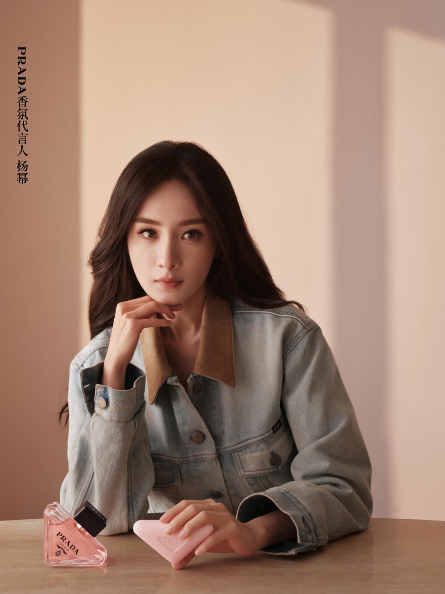 C_EntWomen's tweet photo. Yang Mi is officially announced as PRADA’s Fragrance Ambassador, becoming the first Chinese female celebrity to hold dual PRADA ambassadorships

[ #YangMi #杨幂 ] https://t.co/il3RS0583w