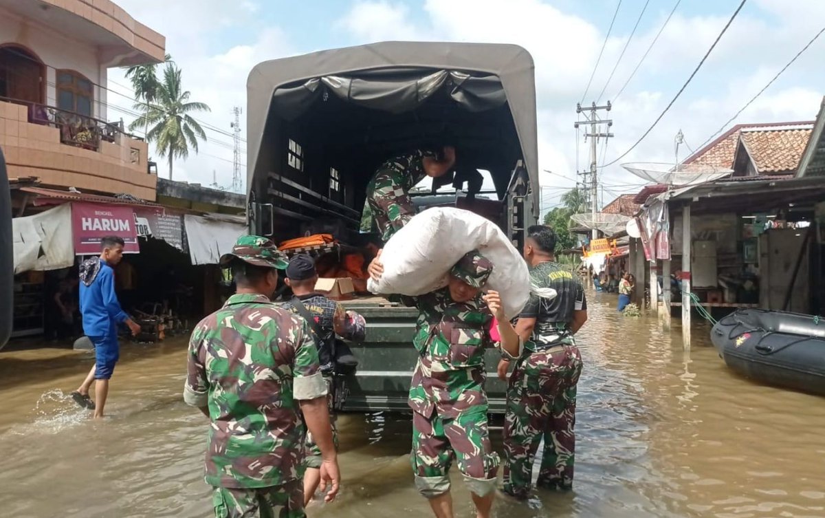 Citracntka's tweet photo. Dalam situasi seberat apa pun, Bersama TNI Kita berdiri tegak di garda terdepan. Harmoni bangsa adalah yang utama.

Pengabdian Tanpa Lelah https://t.co/JC23lAI7sX