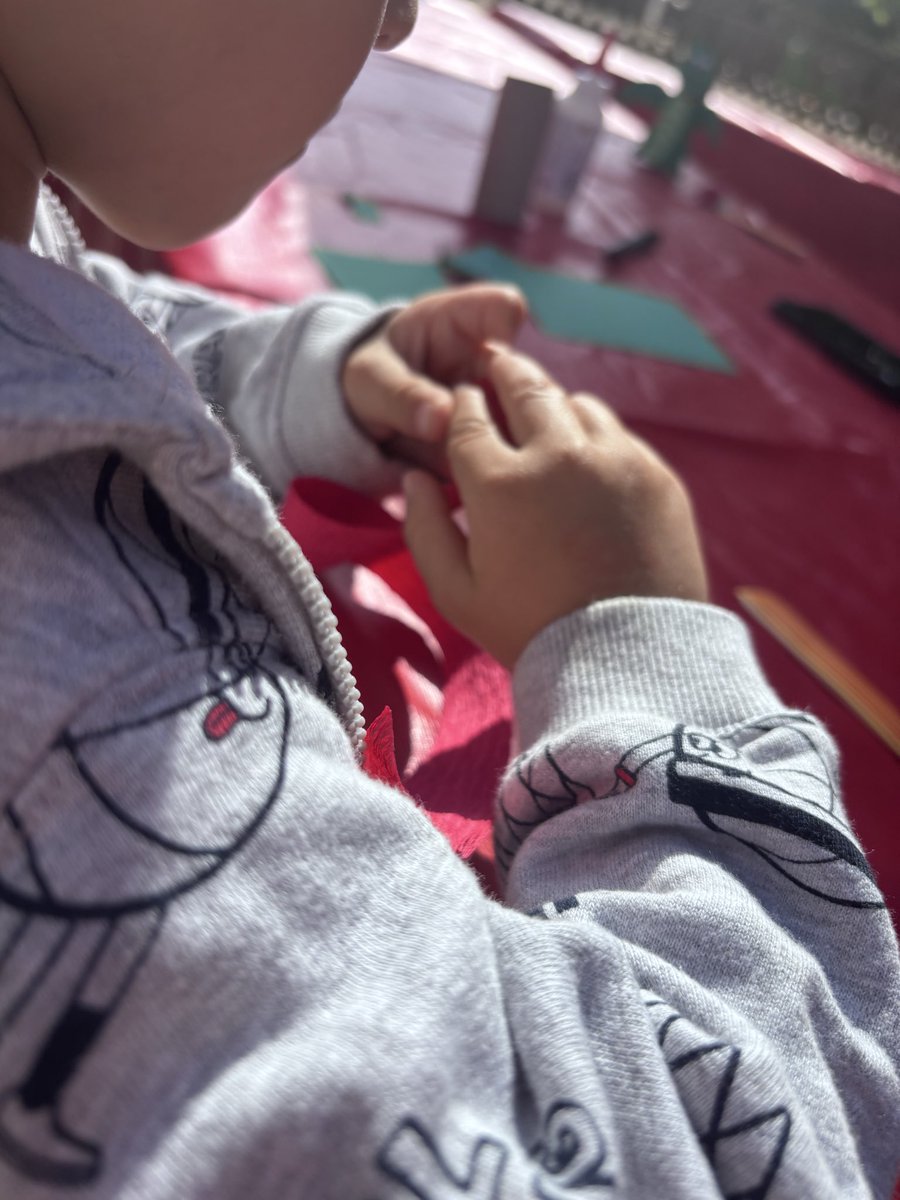 PSClaGarriga's tweet photo. La 1a #FestaDeLaRosa de #laGarriga, un èxit! 

Més de 100 persones fan els tallers familiars

Plantem per 21a vegada rosers a #laGarriga per #SantJordi! 

#laGarrigaQueEstimes/♥️ https://t.co/9xdxdSj7jh