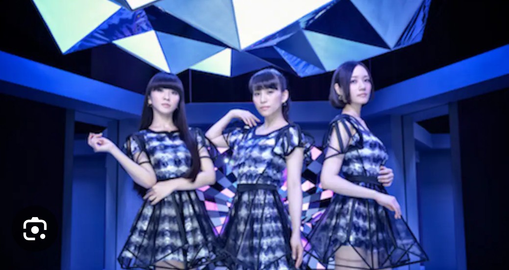 prfm_love_114's tweet image. Perfume、Pick Me Upリリースしてから11周年㊗️🎉
この曲は、クールな格好良い感じの曲です。曲も歌詞も格好よくてテクノ全開って感じの曲です。
衣装も近未来的な感じで、格好良いなって思いました。
 #Perfume