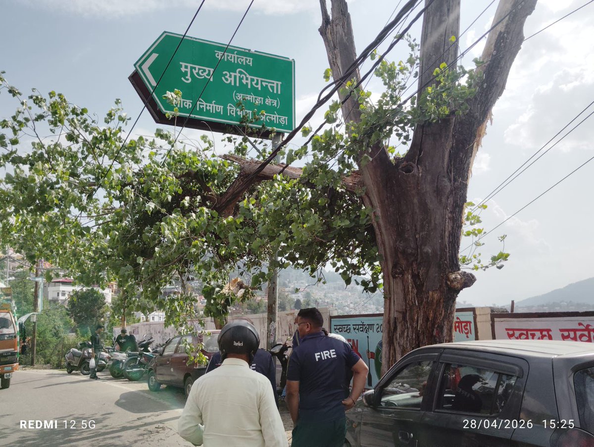 almorapolice's tweet image. 🚒 फायर स्टेशन अल्मोड़ा की तत्परता से टला बड़ा हादसा

लोअर मॉल रोड पर बिजली तारों पर लटका विशाल पेड़ फायर टीम ने त्वरित कार्रवाई कर काटकर हटाया।

समय रहते मार्ग को सुरक्षित कर जनहानि होने से बचाया गया। 👨‍🚒
#FireService #UttarakhandPolice @uttarakhandcops