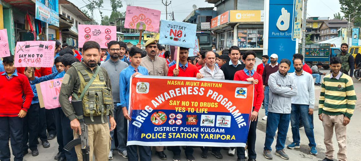 policekulgam's tweet image. Continuing its sustained efforts to combat the menace of #drug abuse, Kulgam Police conducted an #Anti-Drug Awareness #Programme/Rally under the “Nasha Mukt Jammu and Kashmir Abhiyan” in the JD of PS Yaripora. @OfficeOfLGJandK @JmuKmrPolice @KashmirPolice @DigSkr @AnayatAliIPS