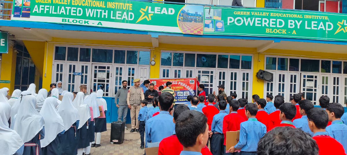 policekulgam's tweet image. Continuing its sustained efforts to combat the menace of #drug abuse, Kulgam Police conducted an #Anti-Drug Awareness #Programme/Rally under the “Nasha Mukt Jammu and Kashmir Abhiyan” in the JD of PS Yaripora. @OfficeOfLGJandK @JmuKmrPolice @KashmirPolice @DigSkr @AnayatAliIPS
