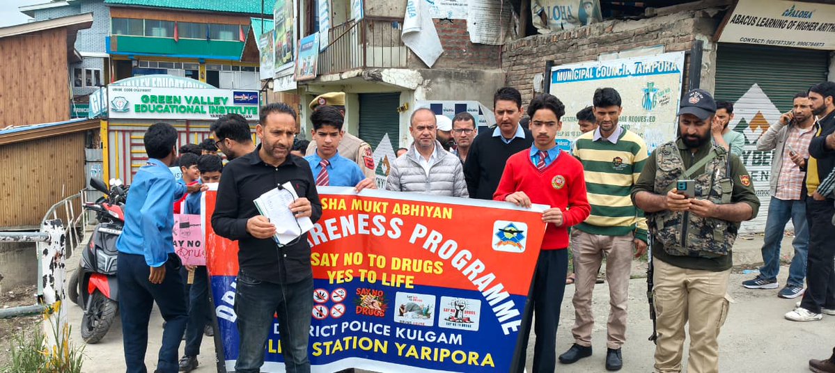 policekulgam's tweet image. Continuing its sustained efforts to combat the menace of #drug abuse, Kulgam Police conducted an #Anti-Drug Awareness #Programme/Rally under the “Nasha Mukt Jammu and Kashmir Abhiyan” in the JD of PS Yaripora. @OfficeOfLGJandK @JmuKmrPolice @KashmirPolice @DigSkr @AnayatAliIPS
