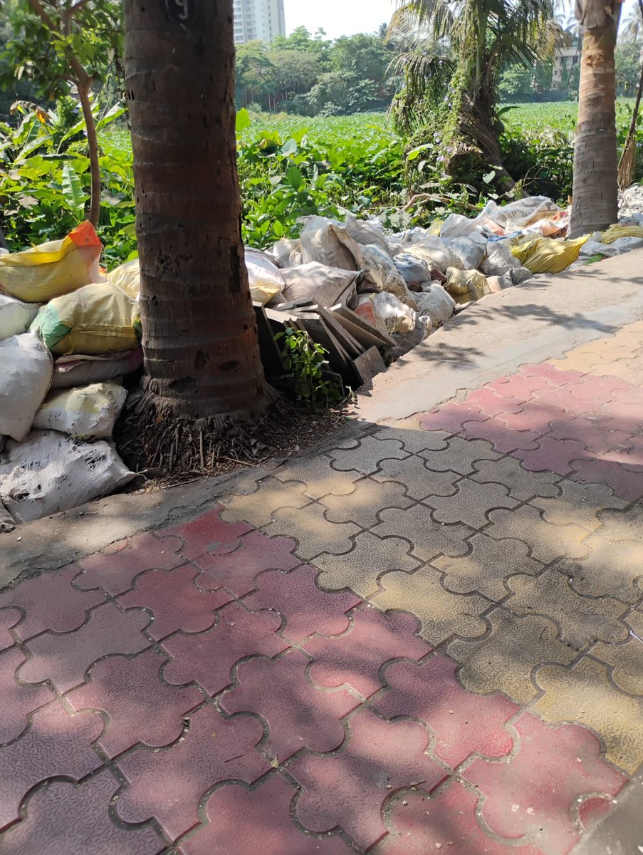 SentinelWachter's tweet image. even complaints put up regularly for more than a month now  regards debris dumping adjacent to the #chhedanagar service road #chembur has still not been attended too by @mybmcWardMW @mybmc @mybmcInfra @mybmcSWM @AshwiniBhide @MayorMumbai @AmeetSatam @mid_day @malpani @htTweets
